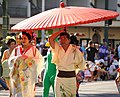 Kimono nam và nữ trong một biểu diễu hành.