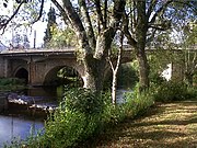 A ponte dende a senda fluvial.