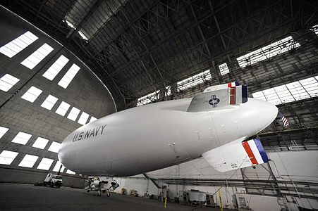 Le dirigeable MZ-3A (en) aux couleurs de l'escadrille scientifique VXS-1 dans le hangar de Lakehurst, le 26 octobre 2011. Il est en service de 2006 a 2017.