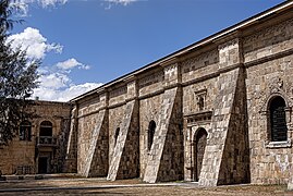 Side wall buttresses