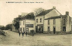 Carte postale sépia représentant des bâtiments autour d'une place.