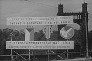 Volební agitace politických stran národní fronty na českém území z roku 1946 (zleva symboly komunistů, lidovců, sociálních demokratů a národních socialistů)