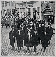 Burgemeester Auguste Raemdonck van Megrode (midden) met schepenen Henri De Vreese en Romain Lerno (resp. aan de rechter- en linkerzijde vd burgemeester), Achiel Vercouteren en Louis Van de Walle en leden van de gemeenteraad in Lokeren op 15 nov 1934.