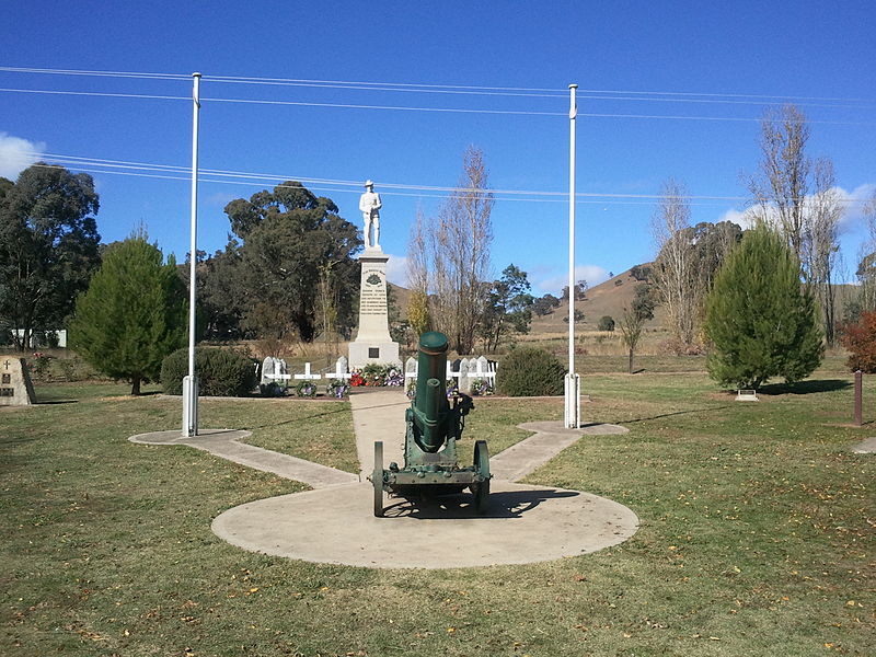 File:Bonnie Doon, Victoria - war memorial.jpg