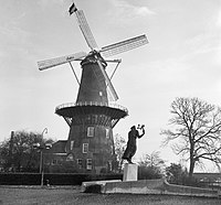 Molen in rouwstand nav bijzetting te Delft van Koningin Wilhelmina (1962)