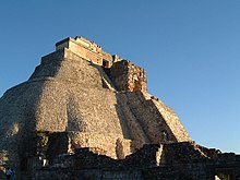 2002.12.29 32 Pirámide Adivino Uxmal Yucatán México.jpg