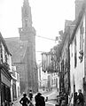 Douarnenez : la rue Sainte-Hélène vers 1905 et des filets de pêche séchant sur un balcon.