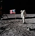 Aldrin kurze Zeit später mit herabhängenden Armen; die Flagge hat immer noch die gleiche Charakteristik