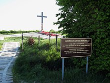 Ovillers-la-Boisselle trou de mine (panneau entrée et croix) 1.jpg