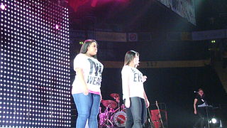 Amber Riley & Jenna Ushkowitz (5865266732).jpg