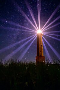 Blick von Osten auf den Leuchtturm Norderney (bei Nacht) Foto: Stephan Sprinz