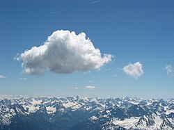 積雲（せきうん）。積雲の底は、平たい。モコモコしている雲。