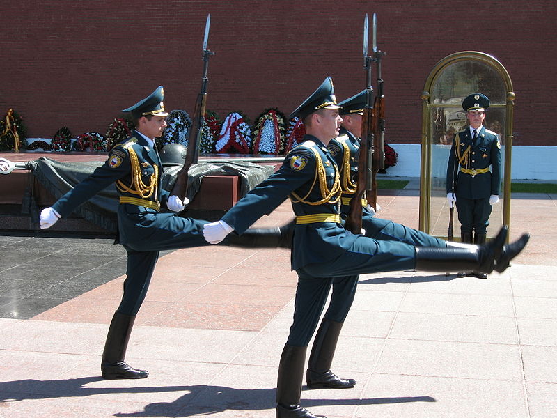 File:Changing the guards kremlin.JPG