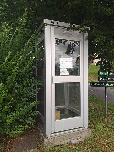 File:Estandeuil - Ancienne cabine téléphonique (août 2021).jpg