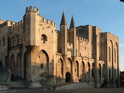 A fachada do Palácio dos Papas em Avignon (1252–1364)