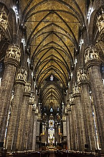 Nave da Catedral de Milão. 45 m (148 pés) de altura (1389-1452)