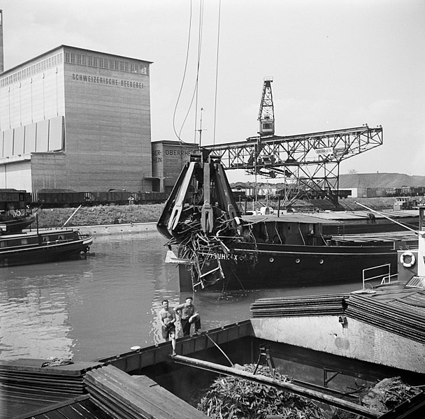 File:Lossen van schroot in de haven van Bazel-Kleinhüningen met op de achtergrond een, Bestanddeelnr 254-1291.jpg