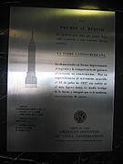 Placa conmemorativa del terremoto de 1957 en el vestíbulo de la Torre Latinoamericana, que no sufrió daños.