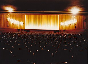 La salle en 1964, vue depuis le fond de l'orchestre (parterre) sous le premier balcon.