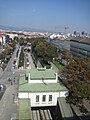 Das Aufnahmsgebäude von Otto Wagner am nördlichen Ausgang zur Burggasse, Blick Richtung Thaliastraße