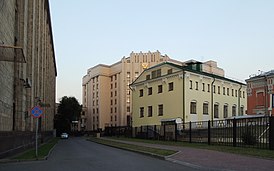 Дом Несвицкой, или Рукавишниковский приют (в центре на переднем плане).