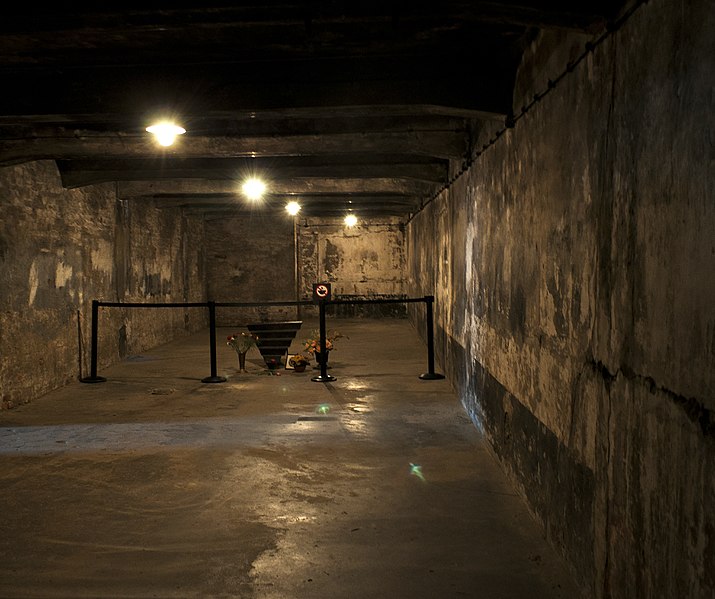 File:Auschwitz gas chamber (10900482636).jpg