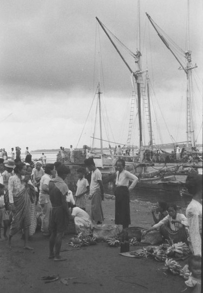 File:COLLECTIE TROPENMUSEUM Bananenverkoopsters op de havenkade TMnr 10029415.jpg