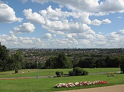 Tây nam Haringey nhìn từ Lâu đài Alexandra, phía sau là Thành phố Luân Đôn.