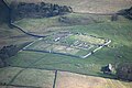 Luchtfoto met linksonder en linksboven aansluitende stukken van de Muur van Hadrianus