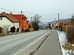 Hlavní třídou ve Vráži je stará plzeňská silnice (č. 605)