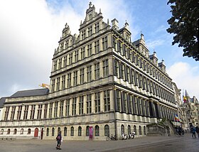 L'hôtel de ville de Gand, premier lieu des Salons.