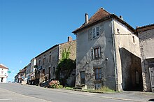 Vue de la place du marché de la ville basse de Châlus