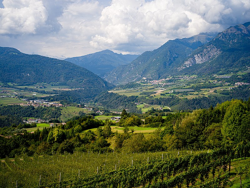 File:Comano Terme Stenico Trentino.jpg