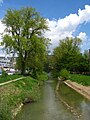 Die Reppisch an der Heimstrasse im Industriegebiet Dietikon kurz vor der Mündung (hinten nach der Brücke)