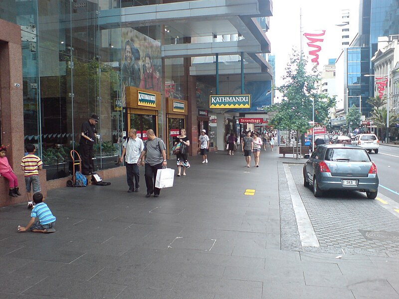 File:Human Statue Original, Queen Street.jpg