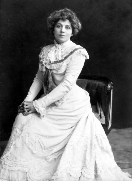 File:Viola Allen seated.jpg