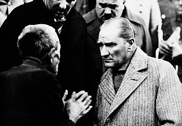 21 Kasım 1930 günü Tokat'ta köylü bir vatandaşın derdini dinleyen Mustafa Kemal Atatürk