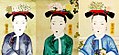咸丰帝妃嫔画像——《玫贵妃春贵人行乐图》中，春贵人（瑃常在）、玫贵妃、鑫常在的二把頭发型。
