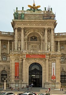  Entrée in das HdGÖ, derzeitiger Zustand. Über dem Eingang befindet sich eine ca. 250 m² große Terrasse (Altane). Die Verwendung dieser Terrasse wird intensiv diskutiert, da an diesem Ort – filmisch von der NS-Propaganda inszeniert und dokumentiert – Adolf Hitler den „Anschluss Österreichs“ an das Deutsche Reich verkündete.