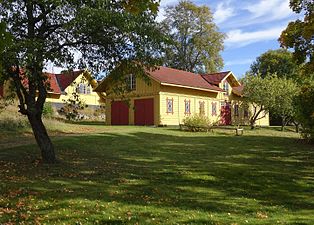 Bodlängan med garage nordost om huvudbyggnaden