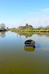 Barque sur un plan d'eau sans rides.