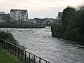 O río Corrib atravesando Galway.