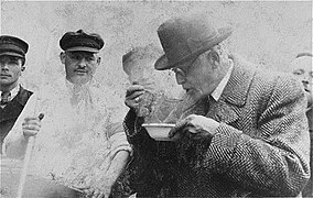 Rumkowski testing soup.JPG