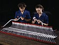 Pose d'embouts et contrôle technique de structures tubulaires entrant dans la composition d'un A-31 ; usine Vultee de Nashville, Tennessee, en février 1943.