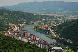 Zvornik (sol), Drina nehri ve Mali Zvornik (sağ)