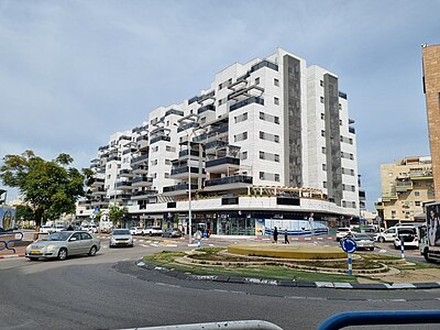 שדרת מסחר מעורבת שימושים ברחוב הרב ינאי