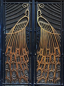 Wrought iron decorating a door. ماريوس بوير [الإنجليزية]ماريوس بوير [الإنجليزية], 85 rue Colbert, 1929.[3]