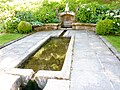 Fontaine et bassin (auge monolithe et statues de Roland Doré).