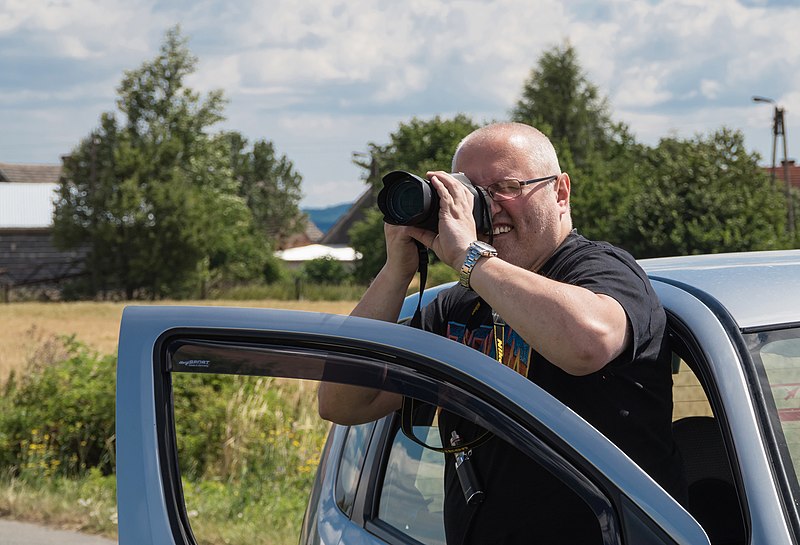 File:2015 Jacek Halicki podczas robienia zdjęć 01.jpg