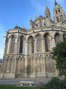 Le chevet avec la chapelle axiale qui émerge.